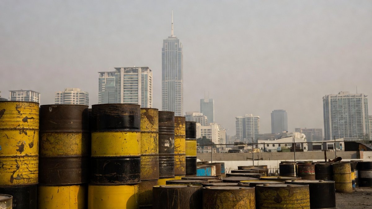 Asian Shares Pull Back From Record Highs as Oil Gains on Iran Risk