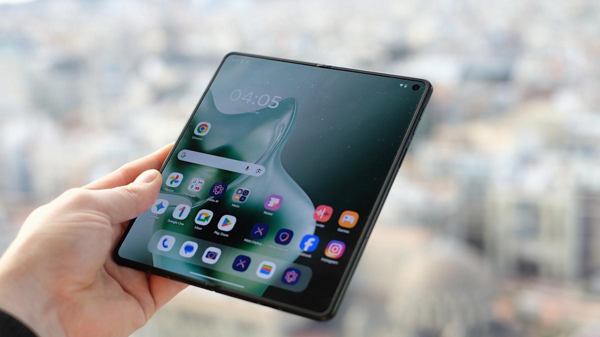 Motorola Razr Fold Is Here: The Samsung Galaxy Z Fold 7 Killer With 6,200 Nit Screens & 6,000mAh Battery