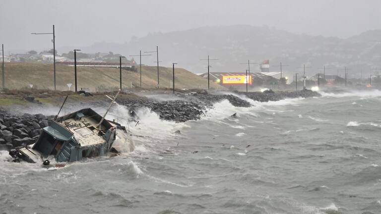 Gale-Force Winds and Massive Waves Batter Wellington – Evacuations Ordered as Storm Chaos Hits New Zealand’s Capital