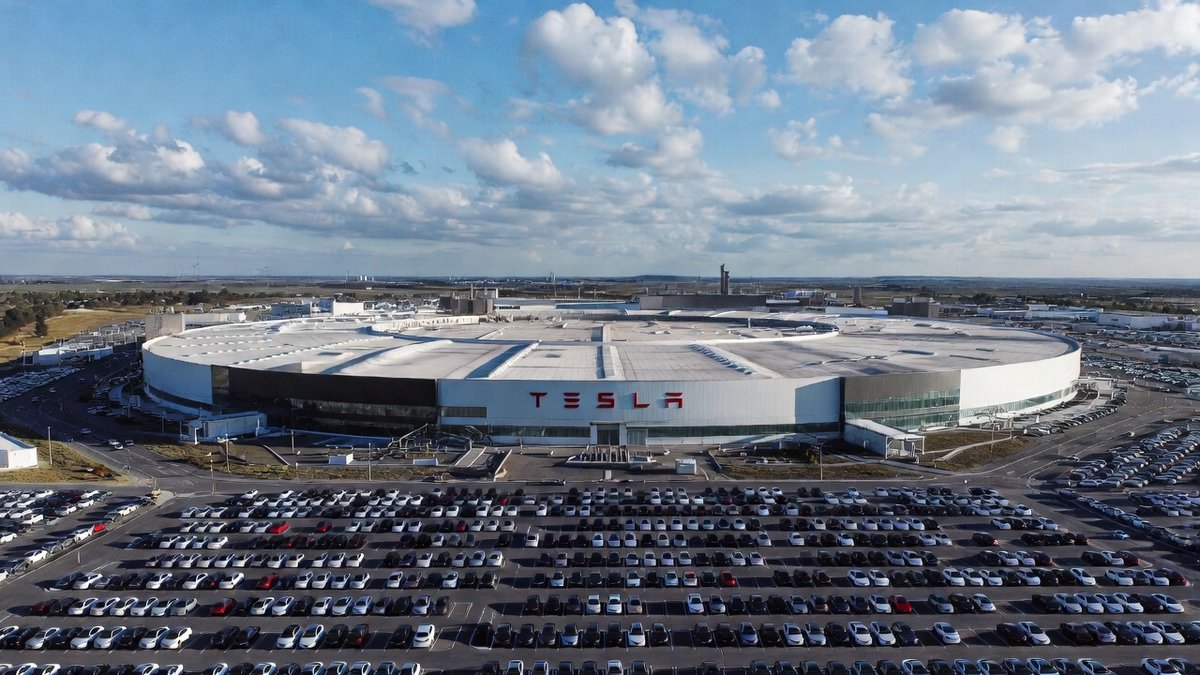 Tesla Lifts 2026 Spending Plans by a Quarter as Musk Funds AI and Robotic Dreams