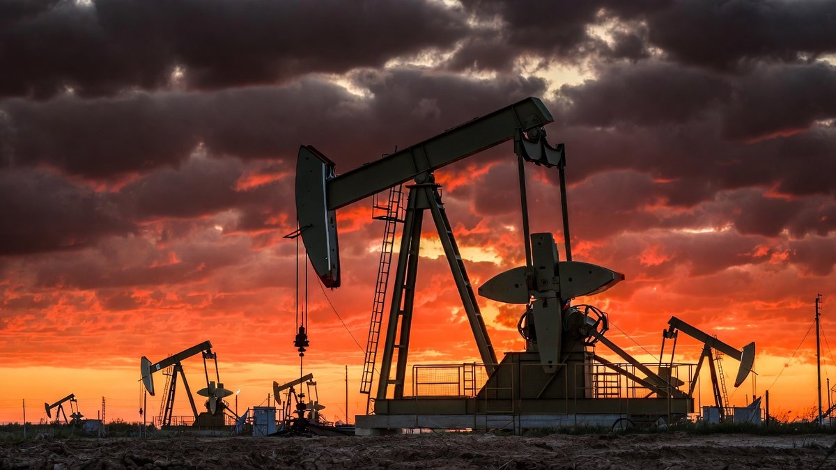 Oil Surges to $110 as Trump's Deadline Extension Shocks Markets