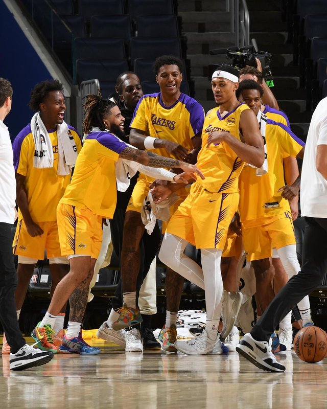 Lakers Escape San Antonio with 118-116 Victory as Doncic Drops 35 Points in Heart-Stopping Finish