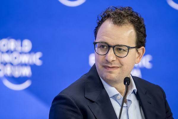 Investors Fret Over an AI Spending Slowdown After Industry Warnings